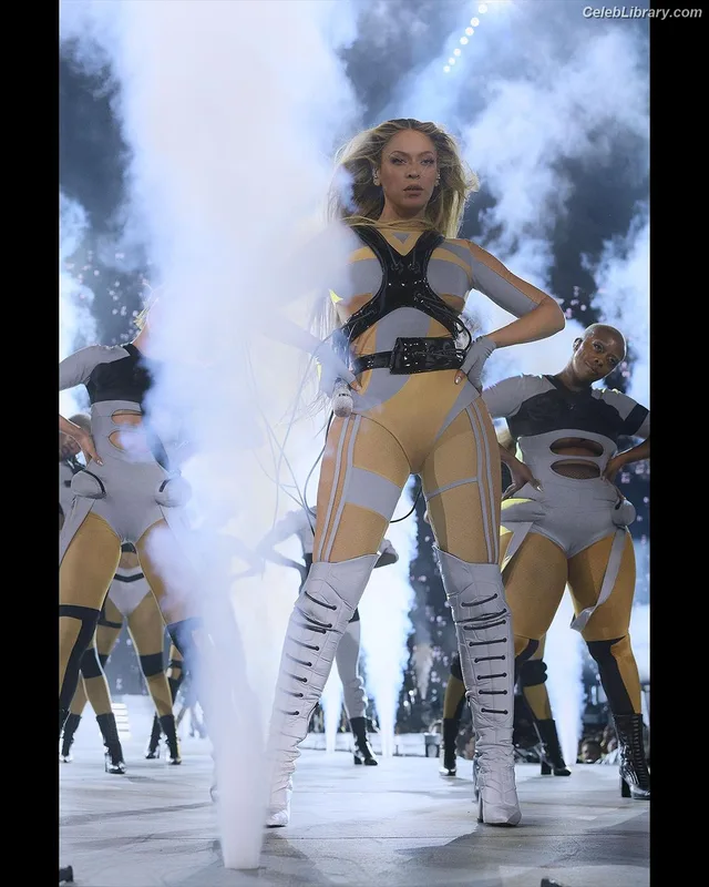 Beyoncé photo 9 of 1018