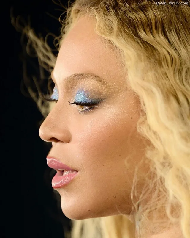 Beyoncé photo 15 of 1018