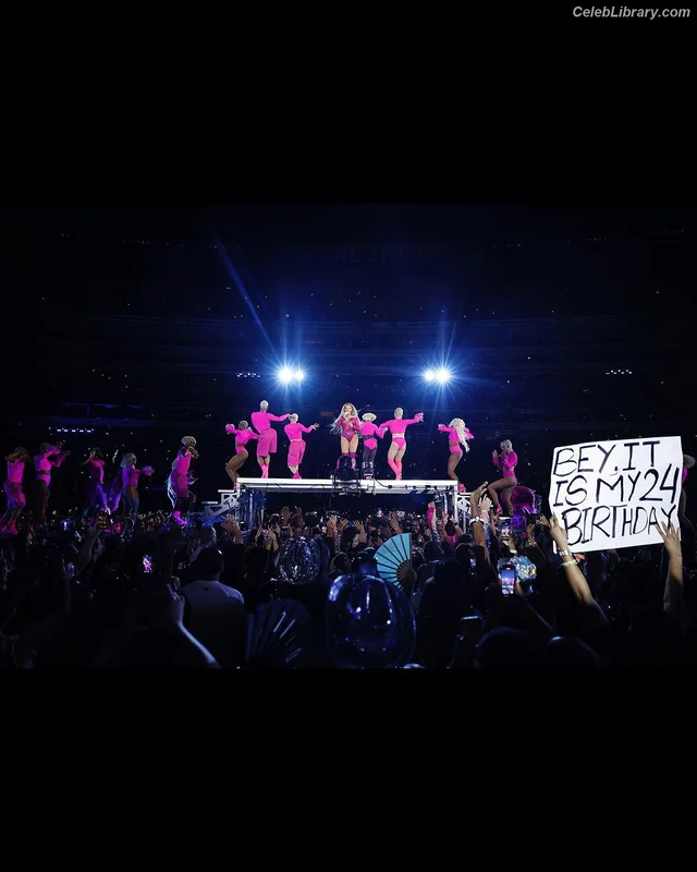 Beyoncé photo 18 of 1018