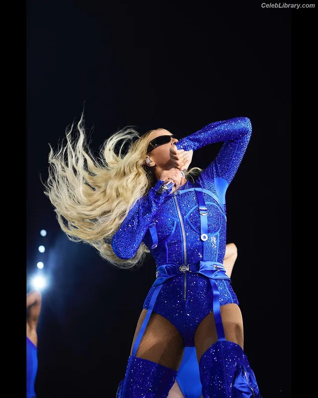 Beyoncé photo 3 of 1018