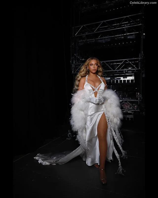 Beyoncé photo 14 of 1018