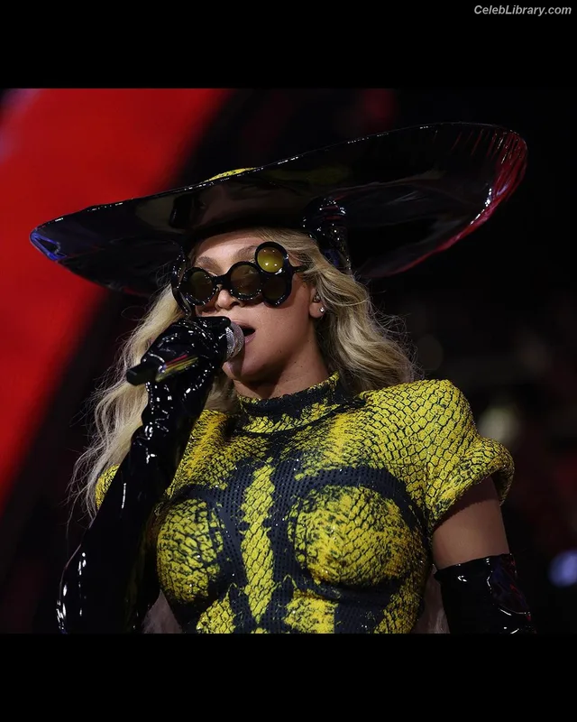 Beyoncé photo 18 of 1018