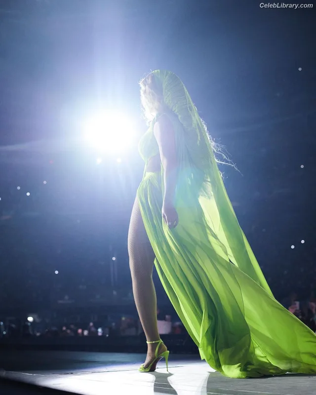 Beyoncé photo 23 of 1018