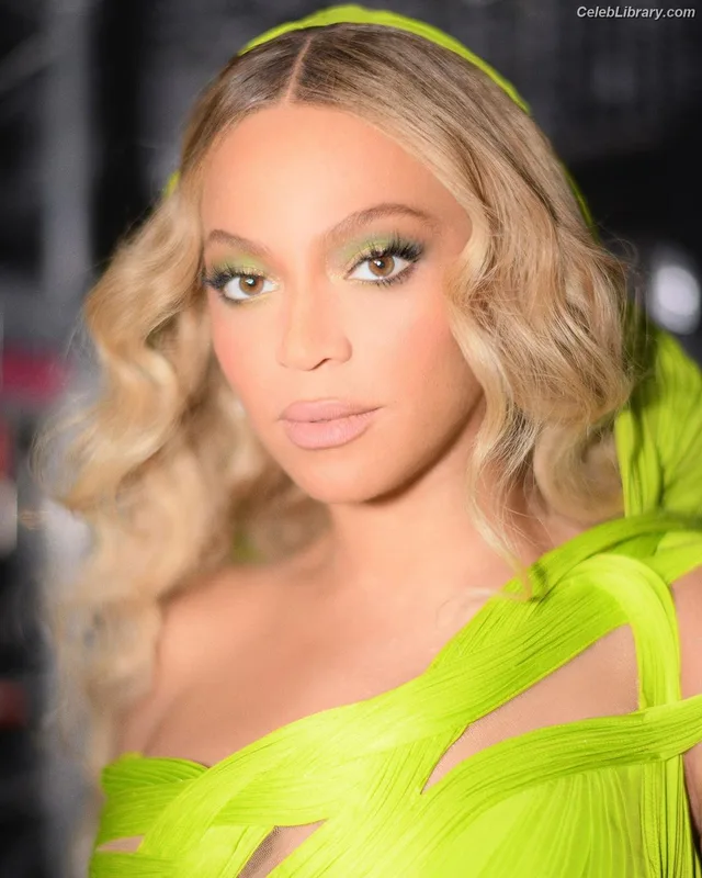 Beyoncé photo 24 of 1018