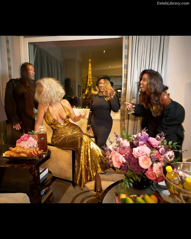 Beyoncé photo 3 of 1018