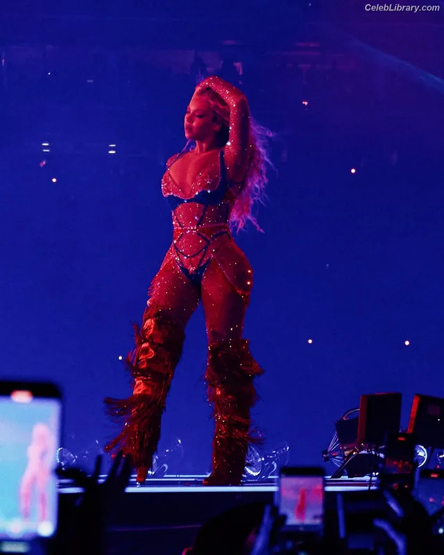 Beyoncé photo 8 of 1018