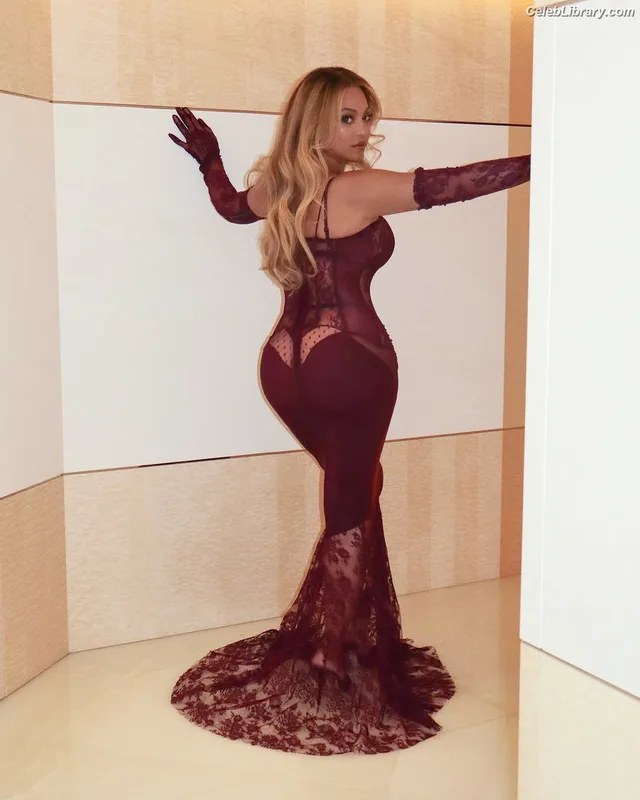 Beyoncé photo 24 of 1018