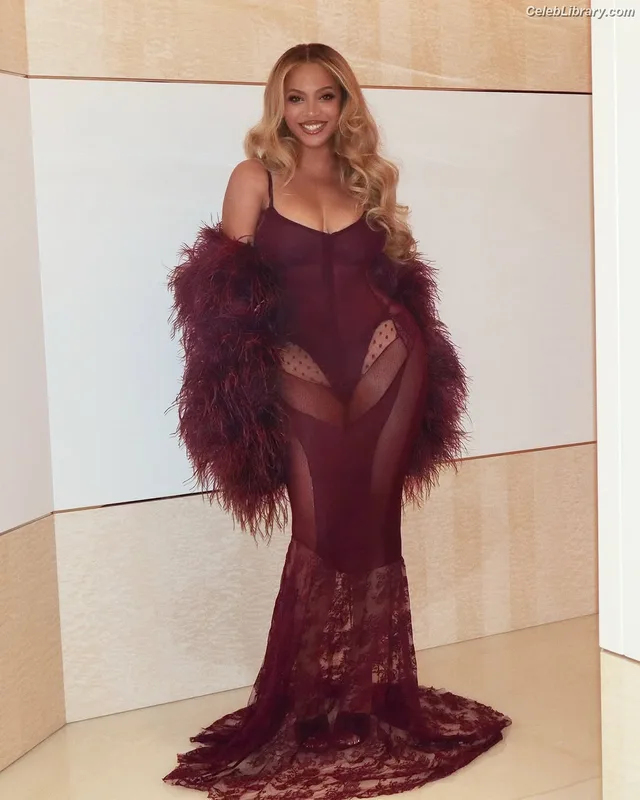 Beyoncé photo 2 of 1018