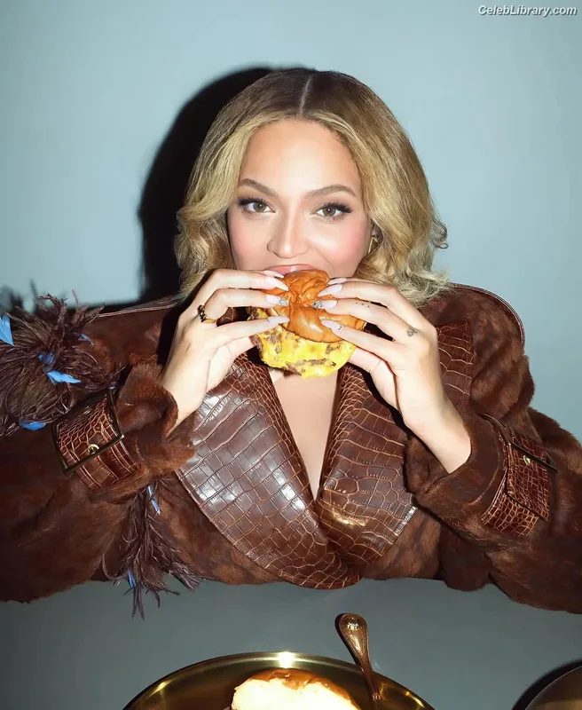 Beyoncé photo 12 of 1018