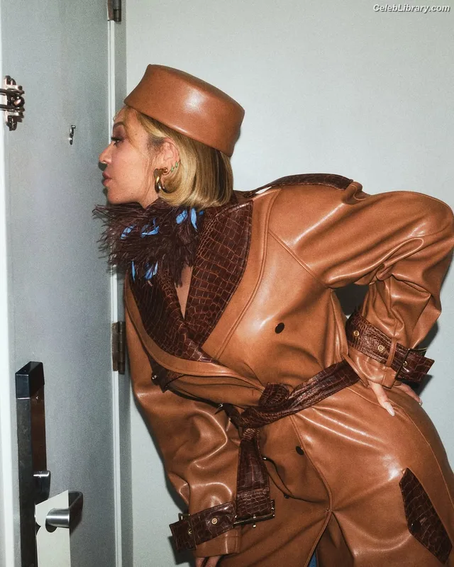 Beyoncé photo 16 of 1018