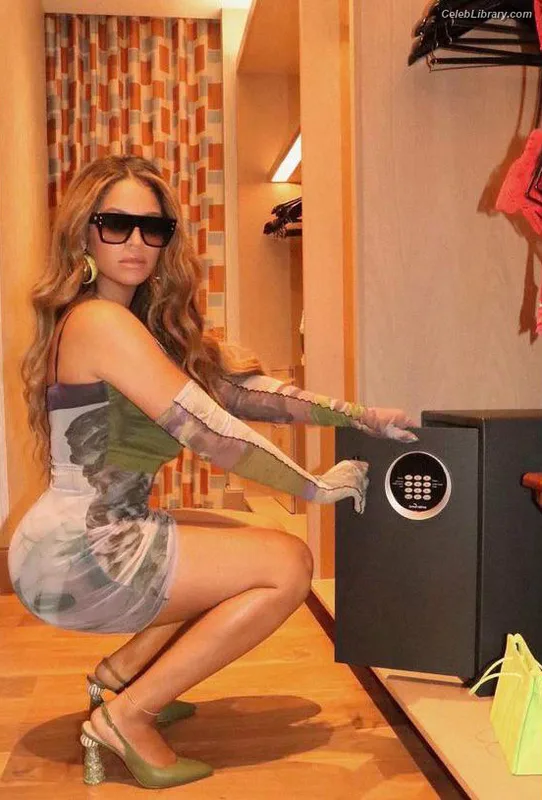 Beyoncé photo 8 of 1018