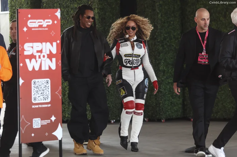 Beyoncé photo 3 of 1018