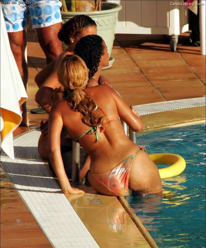 Beyoncé photo 14 of 1018