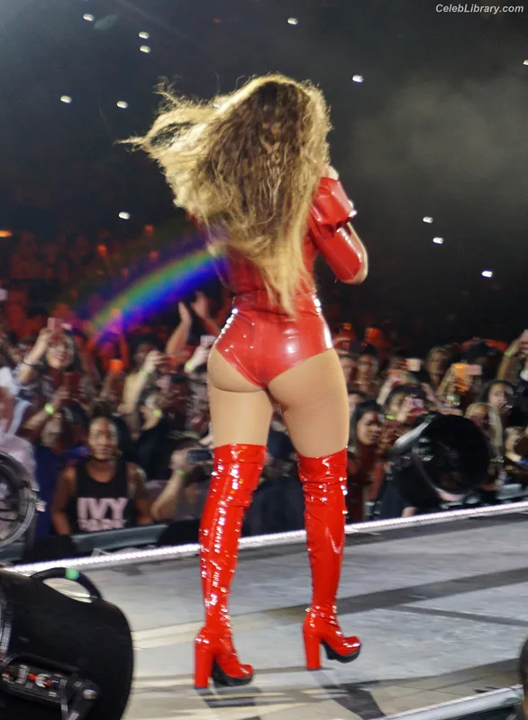 Beyoncé photo 4 of 1018