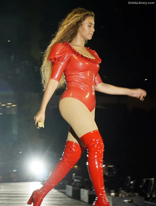 Beyoncé photo 5 of 1018