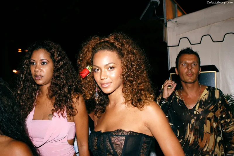 Beyoncé photo 11 of 1018