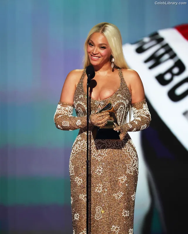 Beyoncé photo 24 of 1018