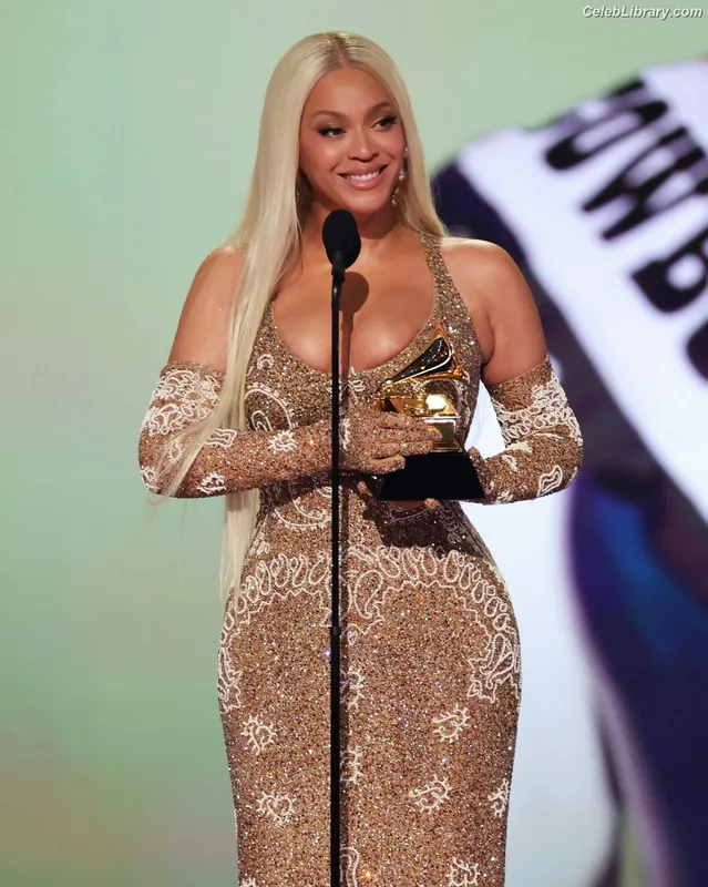 Beyoncé photo 2 of 1018