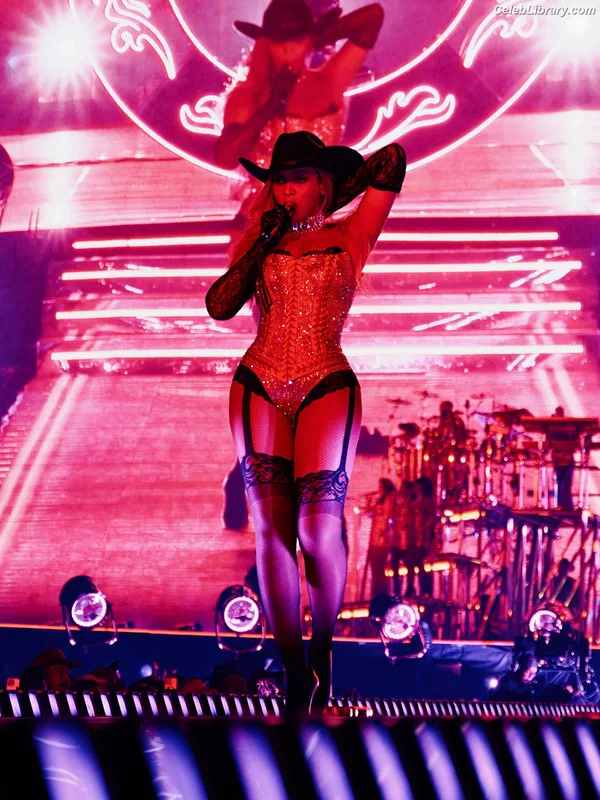 Beyoncé photo 3 of 1018