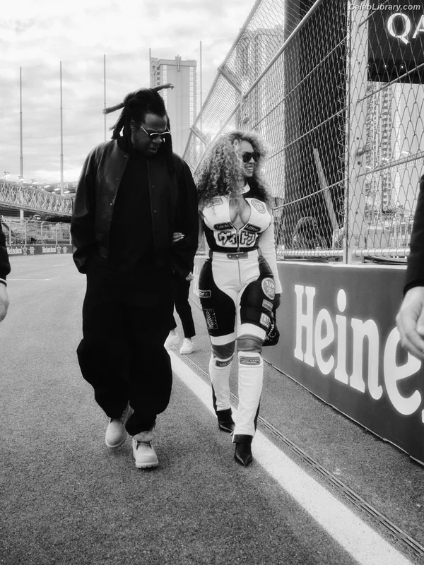 Beyoncé photo 14 of 1018