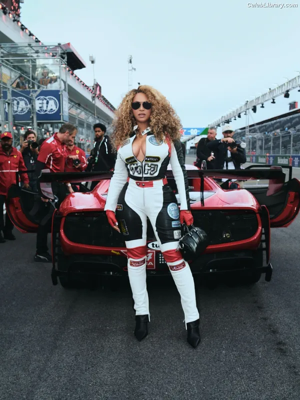 Beyoncé photo 24 of 1018