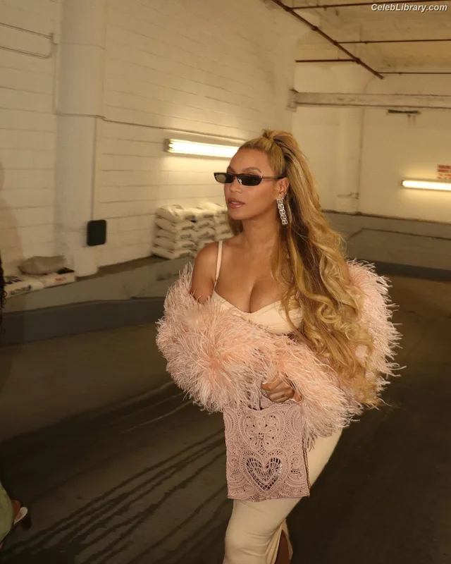 Beyoncé photo 10 of 1018
