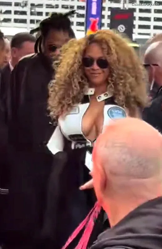 Beyoncé photo 14 of 1018