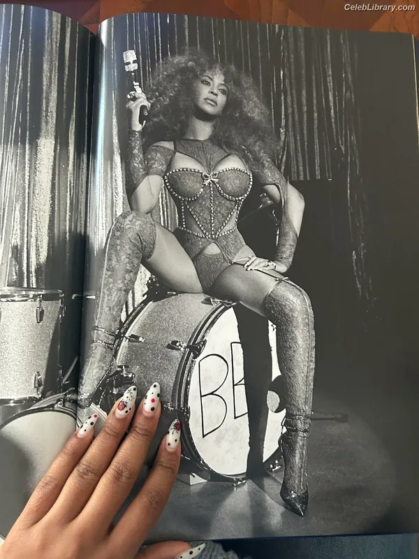 Beyoncé photo 17 of 1018