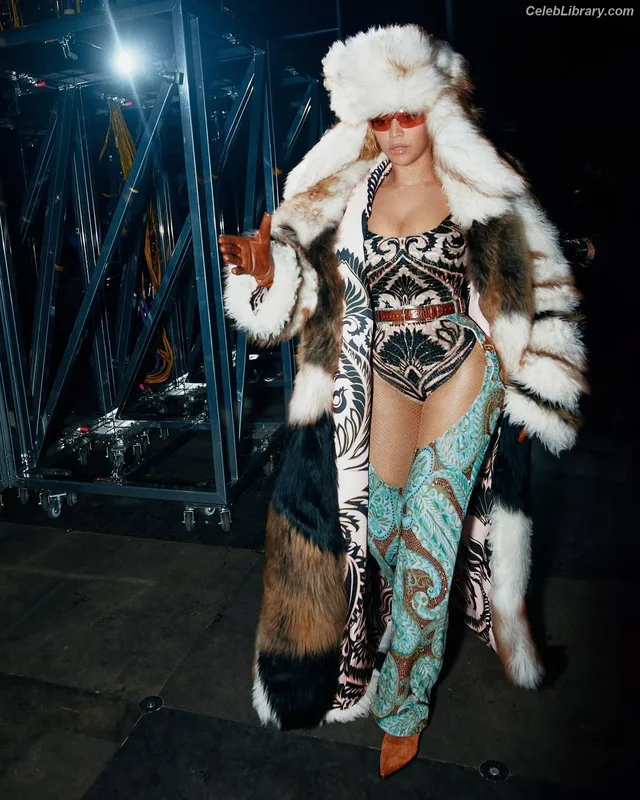 Beyoncé photo 3 of 1018