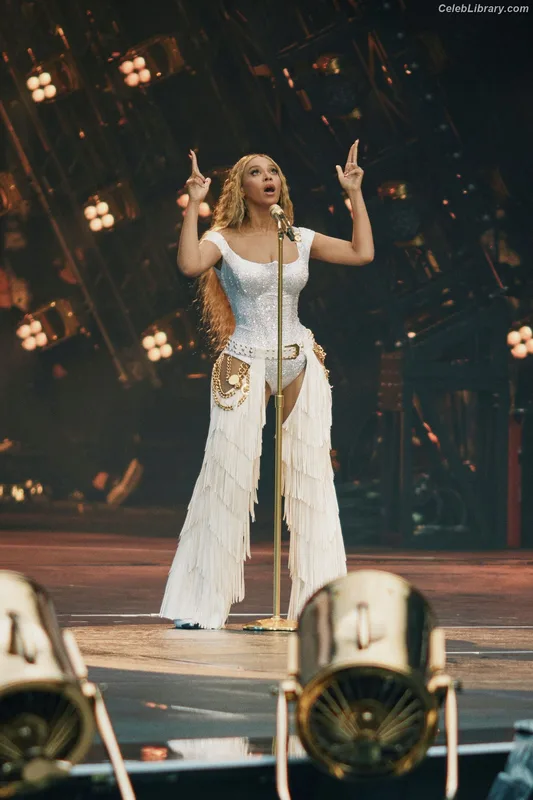 Beyoncé photo 5 of 1018