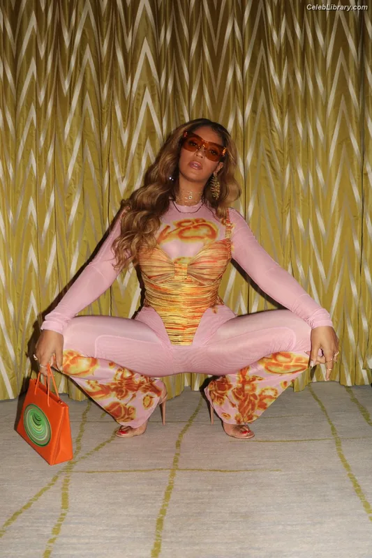 Beyoncé photo 16 of 1018