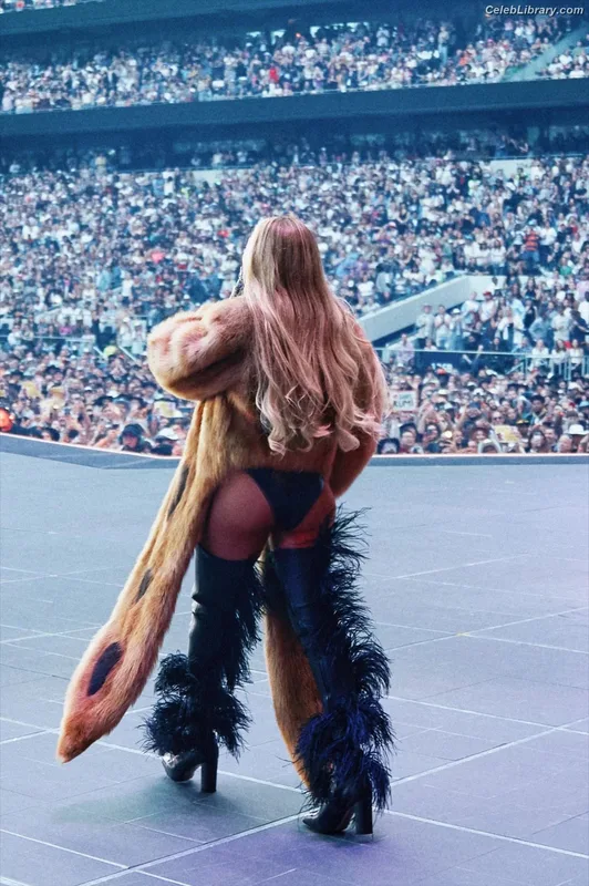 Beyoncé photo 2 of 1018