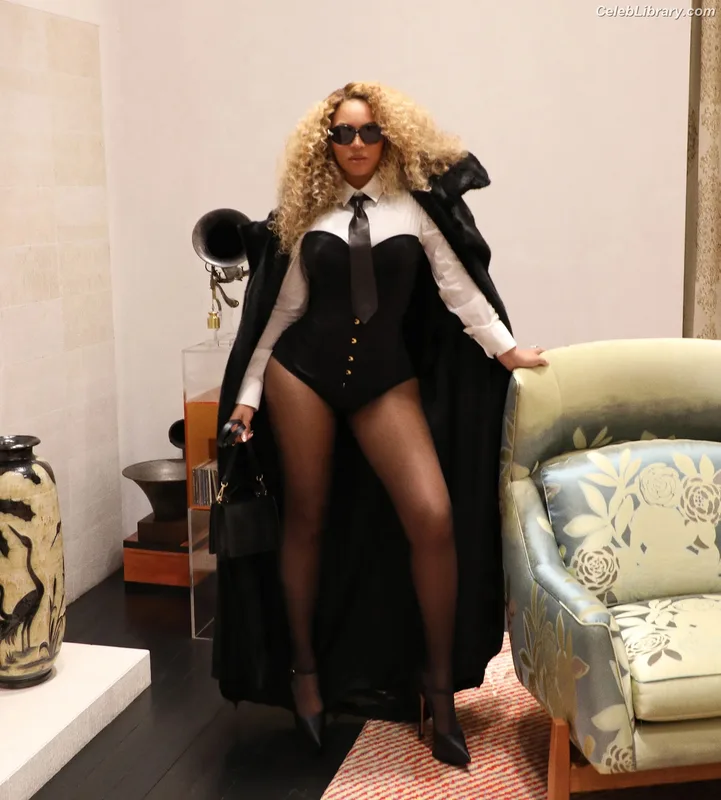 Beyoncé photo 10 of 1018