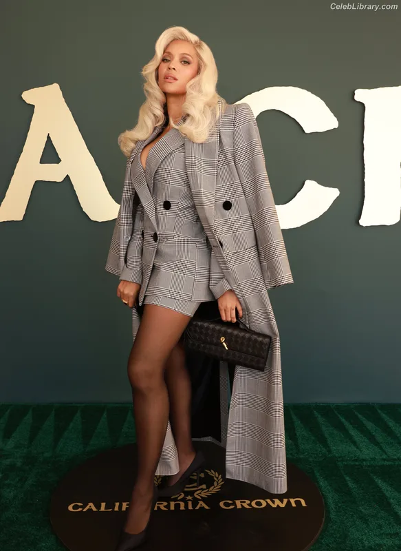 Beyoncé photo 3 of 1018