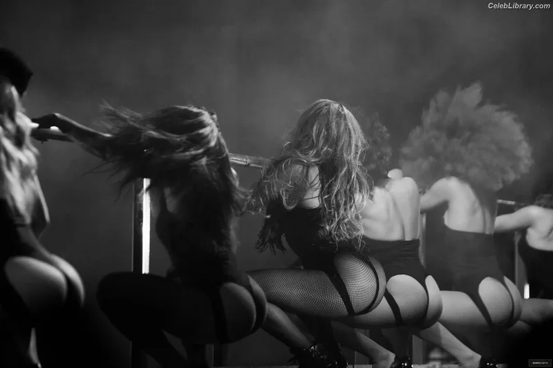 Beyoncé photo 3 of 1018