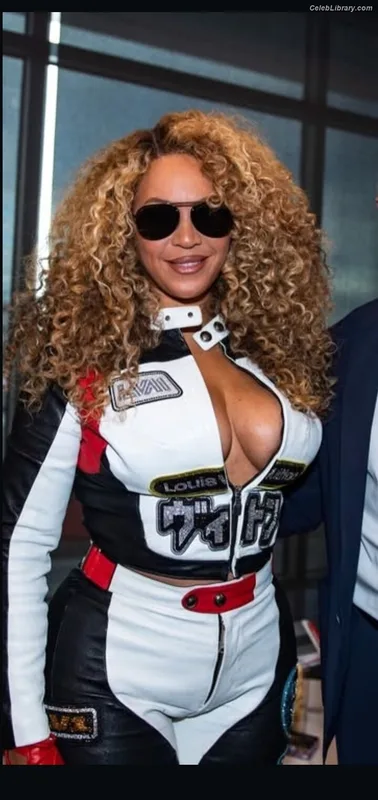 Beyoncé photo 17 of 1018