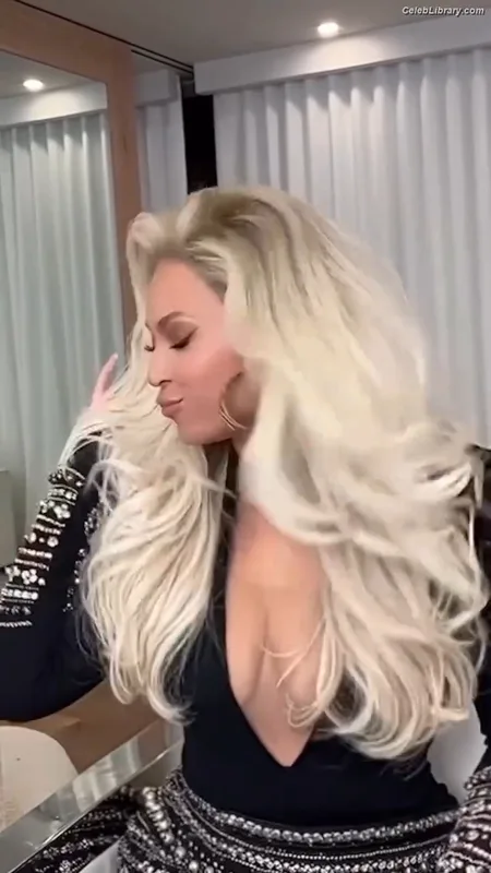 Beyoncé photo 3 of 1018