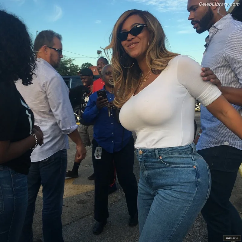 Beyoncé photo 4 of 1018