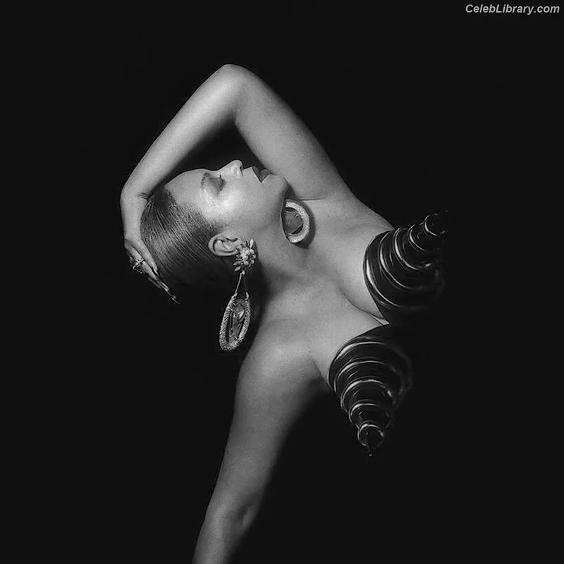 Beyoncé photo 8 of 1018