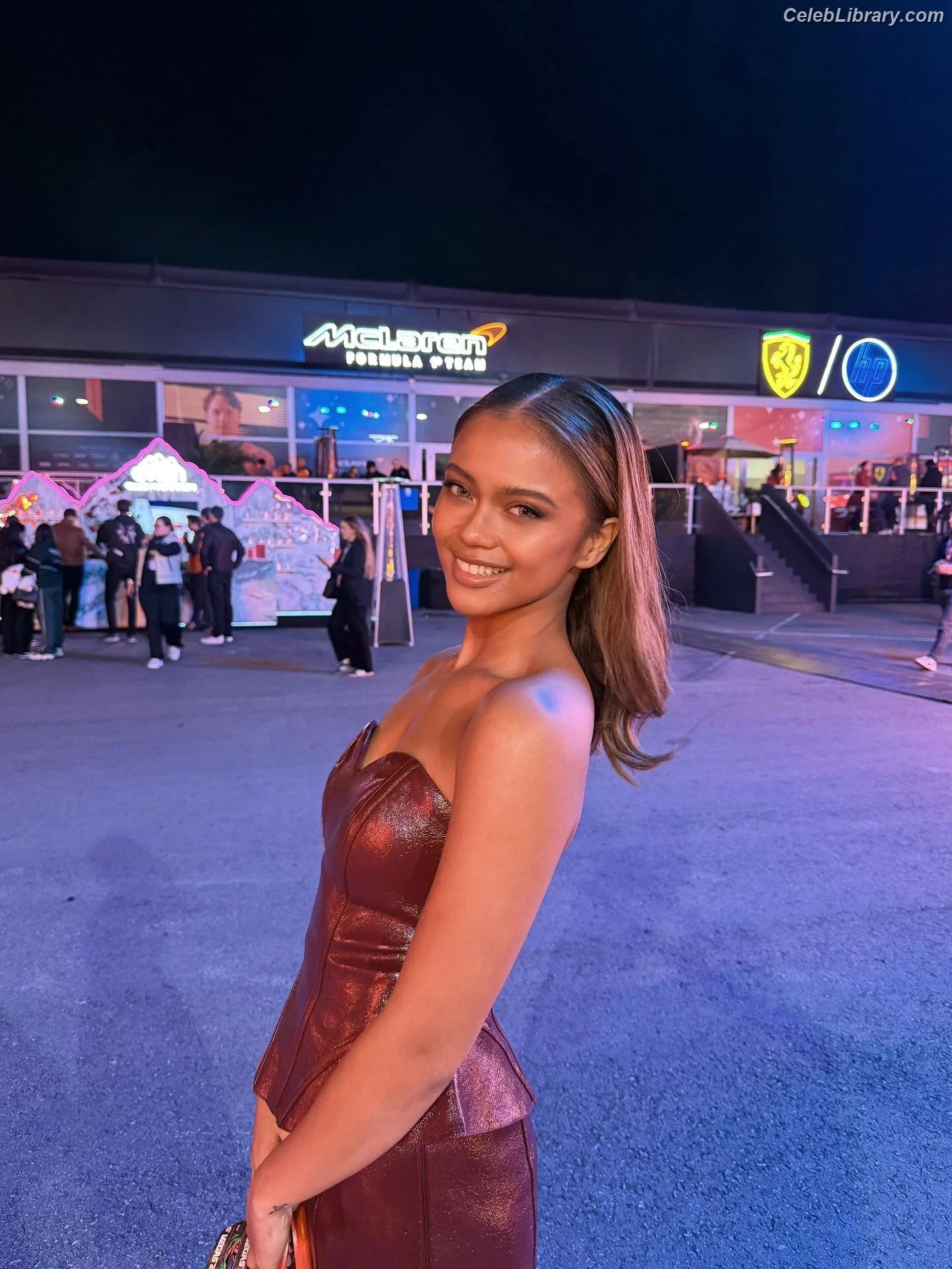 Bianca Bustamante photo 2 of 498