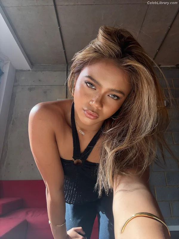 Bianca Bustamante photo 6 of 499