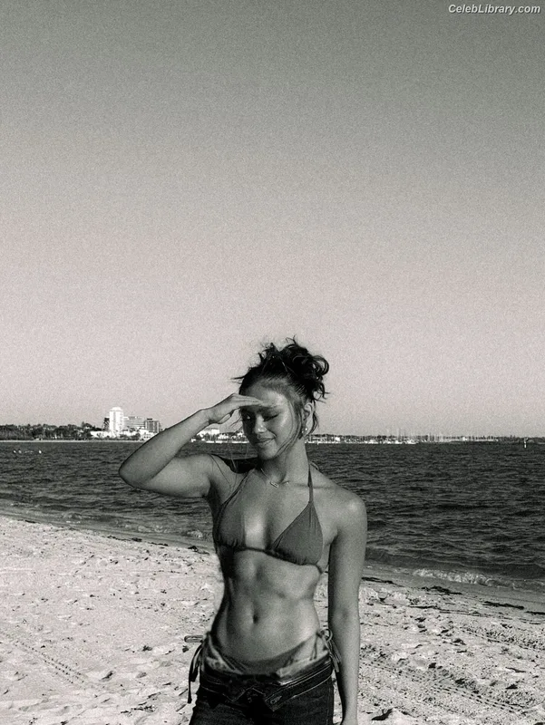 Bianca Bustamante photo 14 of 499