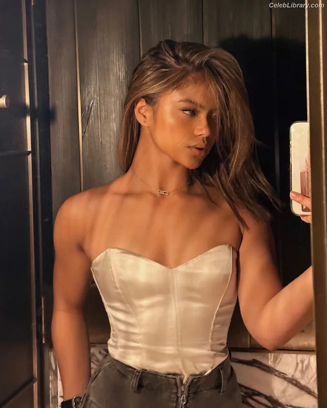 Bianca Bustamante photo 2 of 499