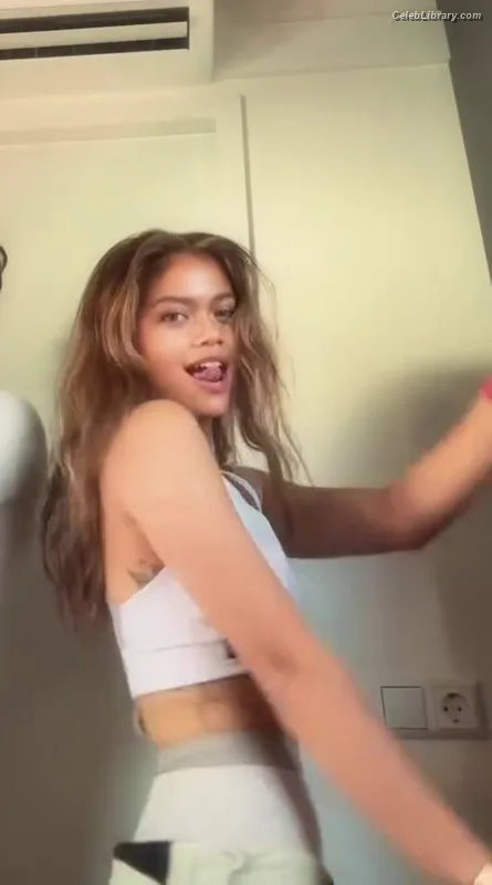 Bianca Bustamante photo 12 of 499