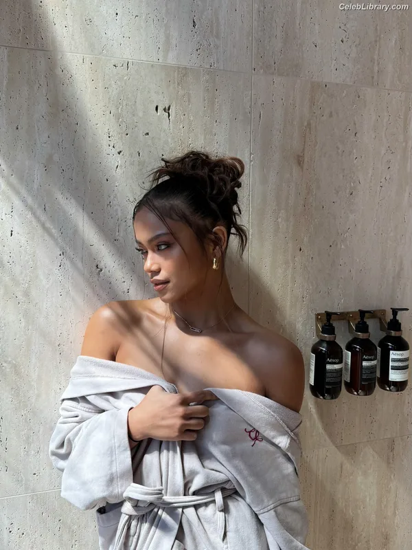 Bianca Bustamante photo 22 of 499