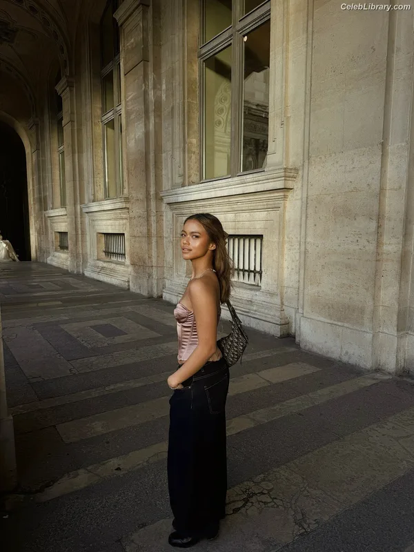 Bianca Bustamante photo 4 of 499