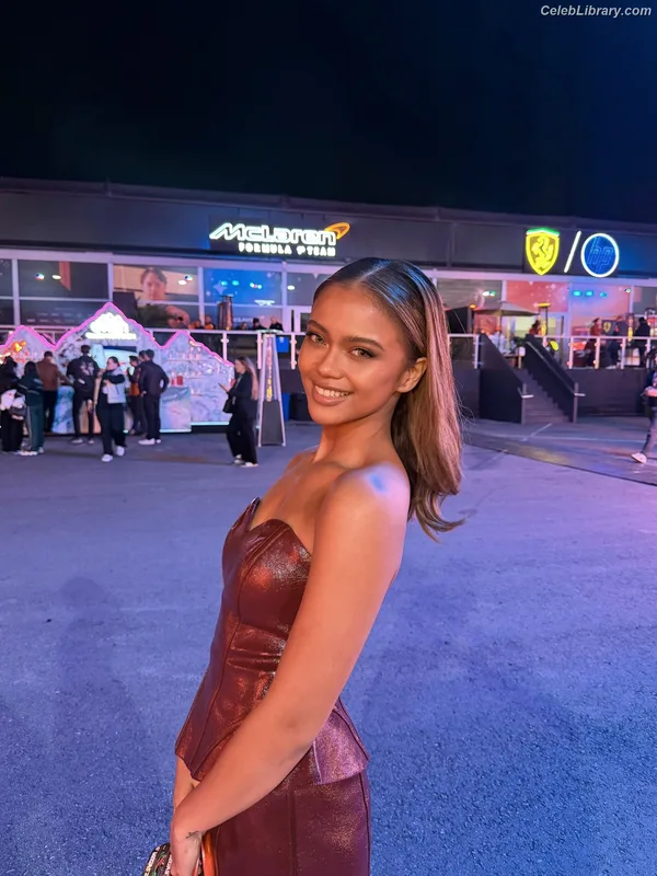 Bianca Bustamante photo 2 of 499
