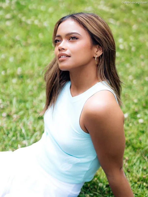 Bianca Bustamante photo 10 of 499