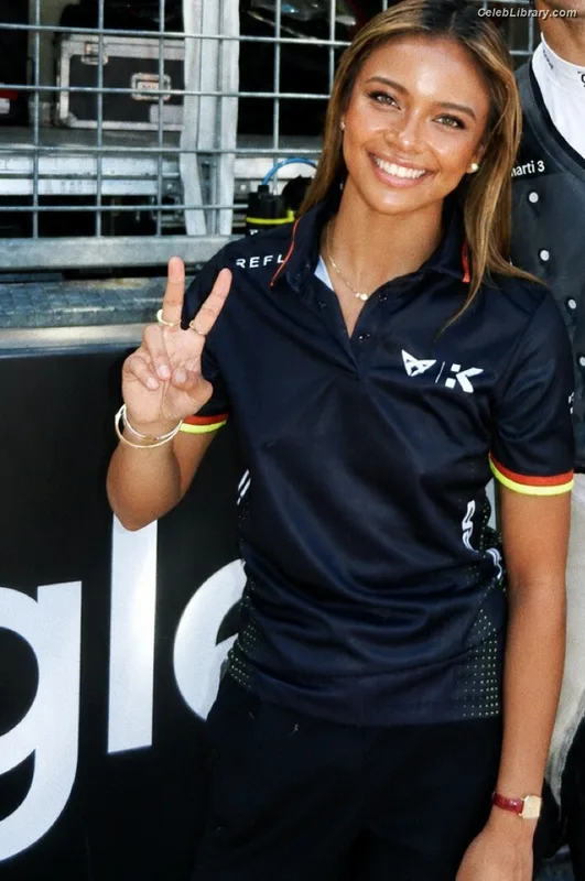 Bianca Bustamante photo 11 of 499