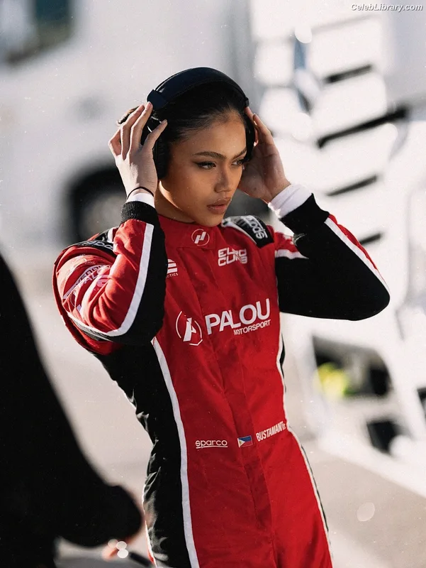 Bianca Bustamante photo 7 of 499